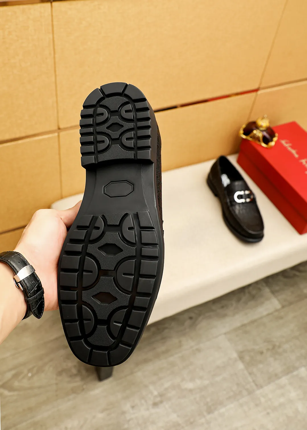 Men's shoes 💰520 💐 Product trademark: Ferragamo "Ferragamo" casual leather shoes Regular size: 38-44 (45.46🉑️customized) Product materials: Selected imported first-layer calfskin embossed upper + original hardware buckle, imported water-dyed cow leather lining. Strong three-dimensional visual effect, original outsole color: 1⃣️color optional
